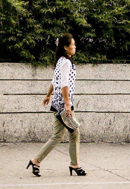 旅游朝鲜,看到街头独自行走的姑娘,上去搭讪,却被漠视了