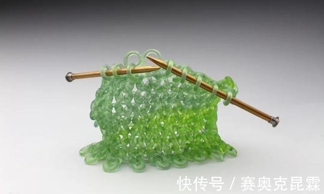 色彩#她是用玻璃雕塑“织毛衣”的第一人,这质感极其逼真!手太牛逼了