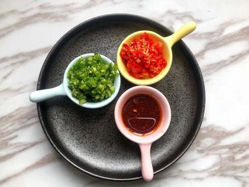 只有吃过的人才知道它有多香，尖椒与皮蛋天生一对，吃一次就上瘾