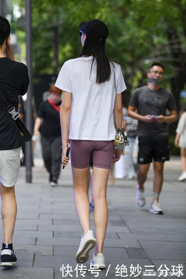 修身|纯白T恤简单百搭,紫色运动短裤修身时尚,减龄又洋气