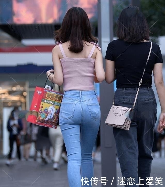 青春|粉吊带配紧身牛仔裤,简洁大方,充满青春活力
