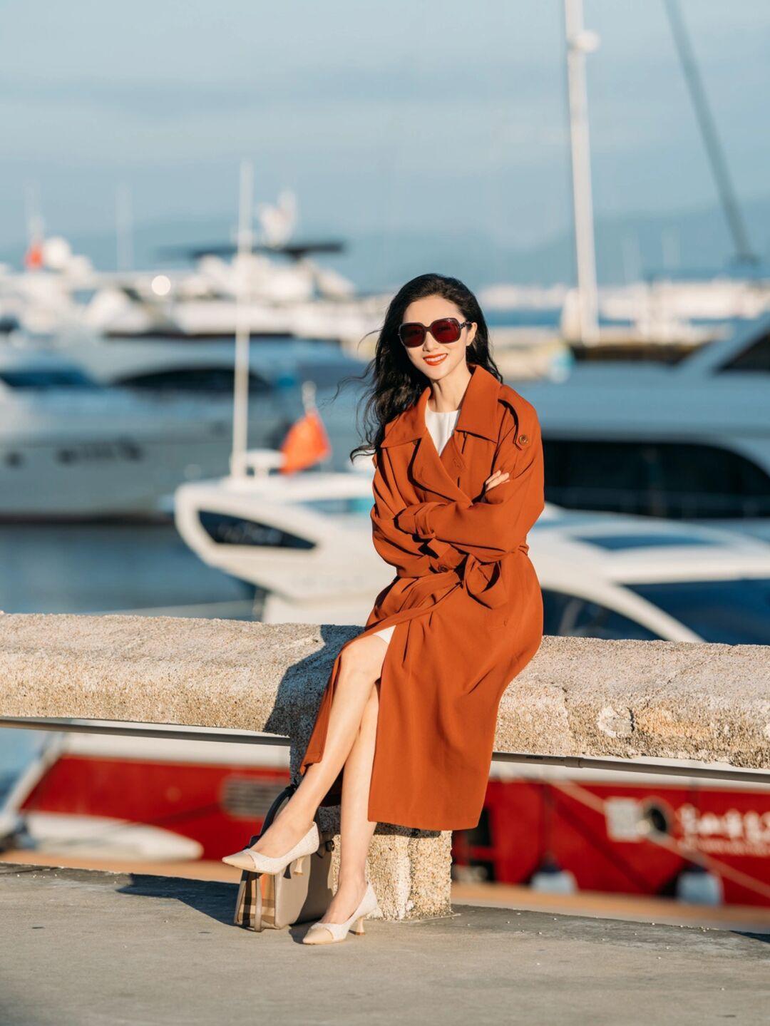 黄黑皮 气质女人穿衣要讲究,看看这些简约高级的“大衣”穿搭,保暖时髦