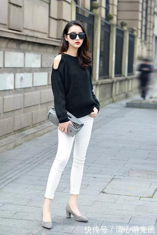 高跟鞋 美女脚上一双灰色的高跟鞋,整体的搭配色系非常的有气质