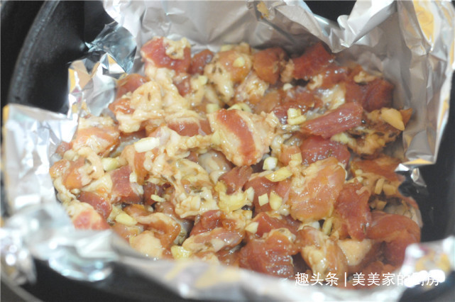 我家五花肉从不红烧,淋一勺酱油,不炒也不炖,一大盘不够吃!