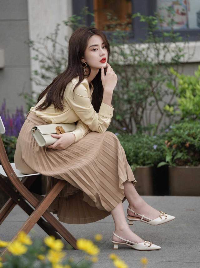 少女气质|2、30岁如何穿出高级的优雅感?衬衫配半身裙,少女气质感十足
