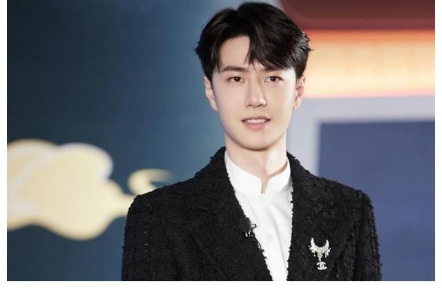 王一博主动“上交”百天照,粉丝表示酷盖这转变跟不上~