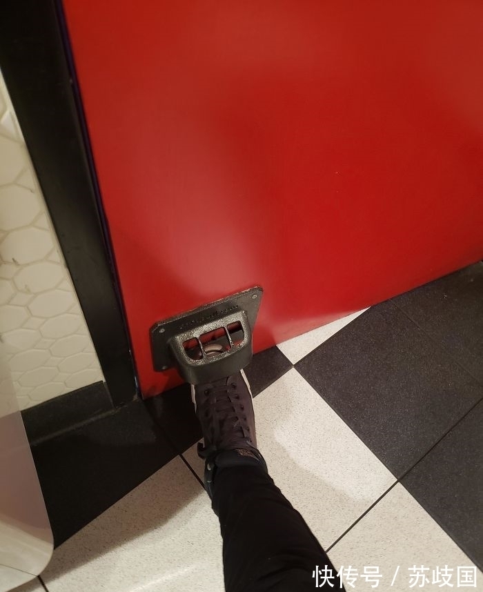 我们的生活|50个人性的国外设计,日本卫生间设计得太贴心,再也不怕丢东西