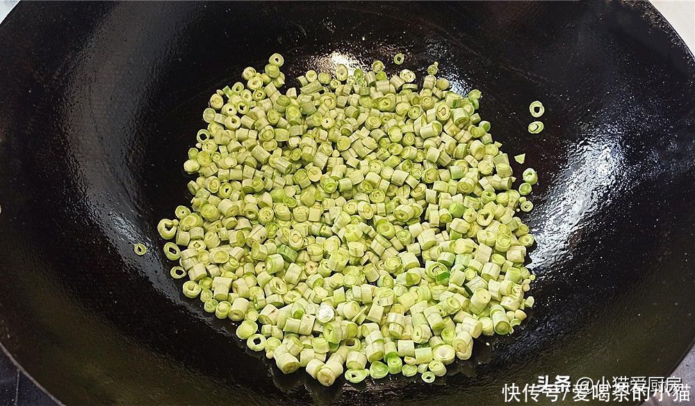 肉末|教你“肉末豆角”这么做，成菜酸甜微辣，用它来下饭相当的过瘾