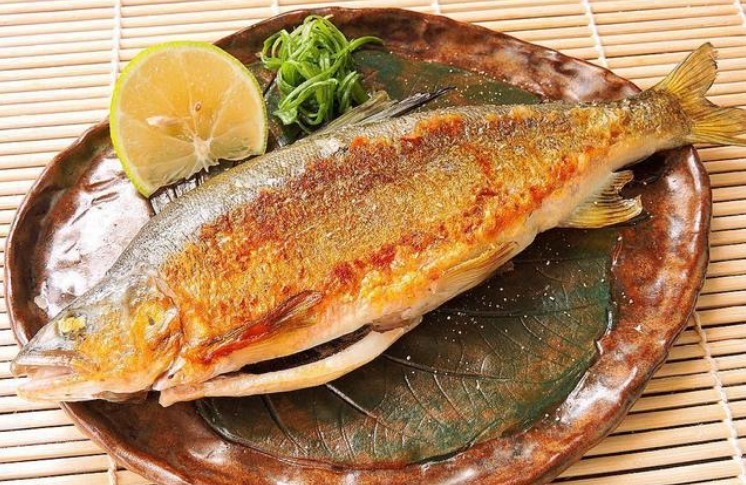 煎鱼，记住3点窍门，鱼皮不粘锅，鱼肉不散，完好无损做菜卖相好