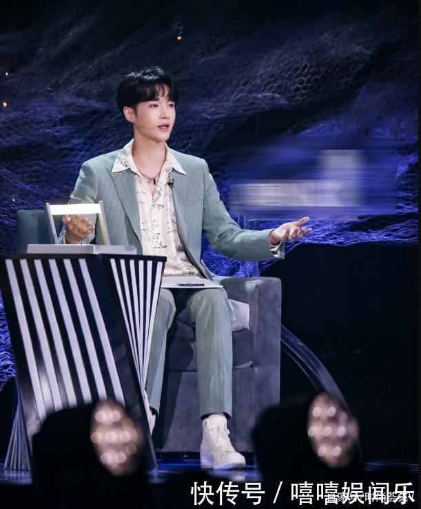 黑色t恤 又帅又奶,造型百变,这档综艺里的张艺兴帅气值满分