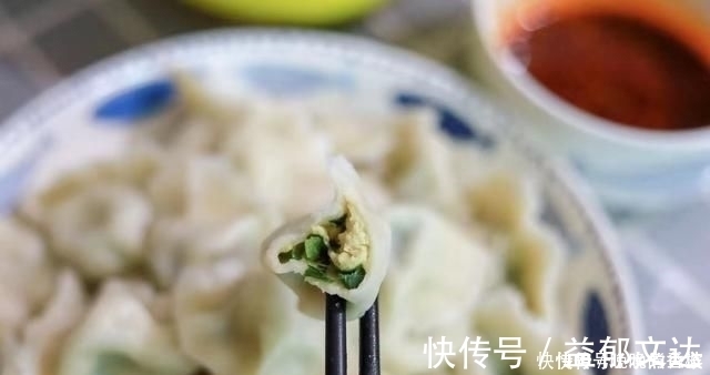 包韭菜鸡蛋饺子，别忘了加上一点“它”，饺子不出水，更香更美味