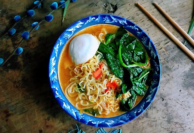 煮泡面时,先放料包还是面饼顺序做不对,难怪油水大还不好吃