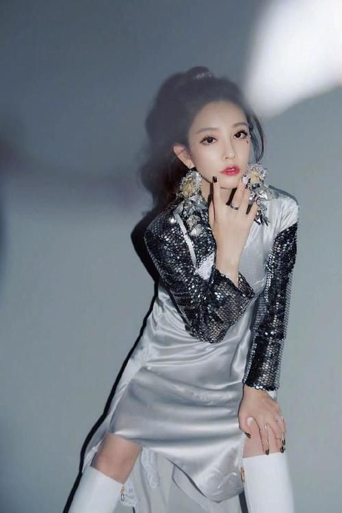 冯提莫异域风造型引爆热搜,镜头偏转那一刻:这腿我想疯狂截屏