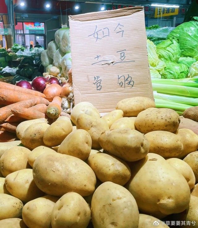 觀影|《長津湖》觀影動人場景，全場觀眾久久佇立，志愿軍老戰士來看他的戰友了……