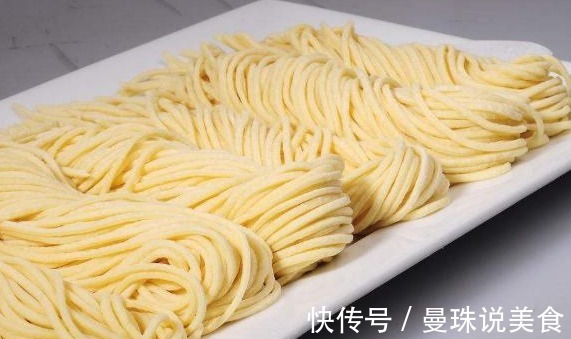煮面条时，你是等水开才下锅那你煮的肯定难吃，这样做才对