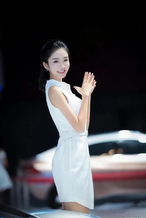 清新小姐姐:裙装美女让人产生看一眼都不够的感觉,迷人的魅力!