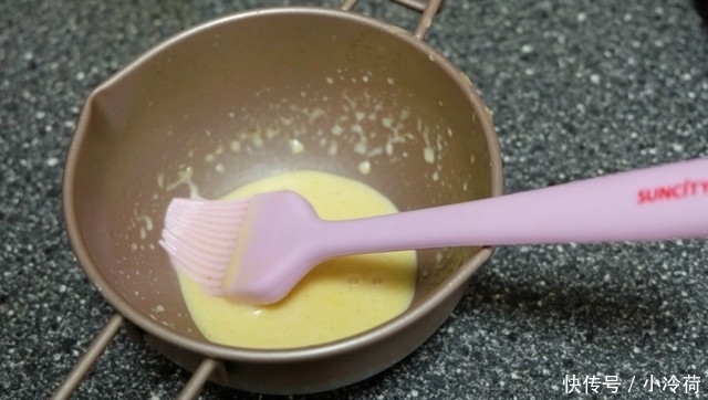 自制面包乐趣多,加上炼乳和葡萄干,又香又软味道赞,做法分享