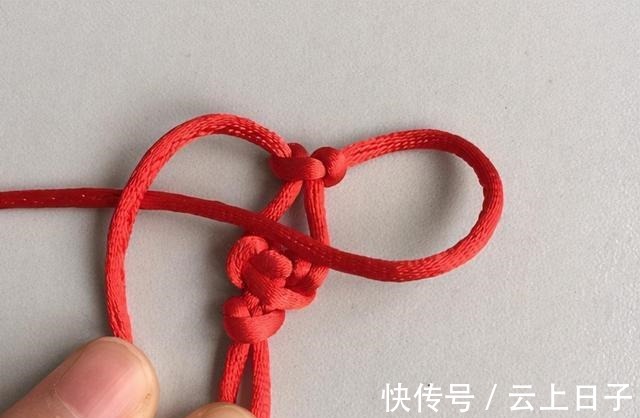 绕圈 心形结手链的编法教程,非常简单,只要2个结法就能编出!收藏了!