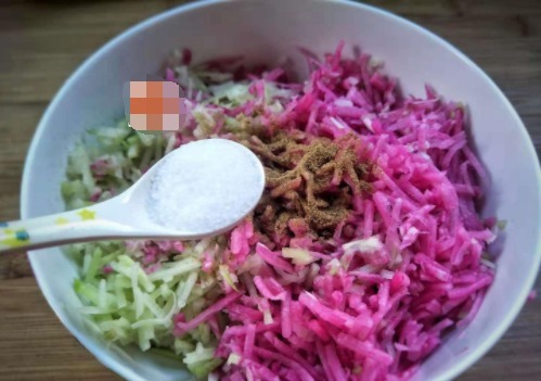 我家隔几天就做这个吃,一次做一大盆,随吃随取,太香了