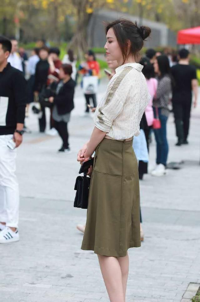 美丽佳人长腿搭配高跟鞋, 凸显修长的身材, 气质无与伦比