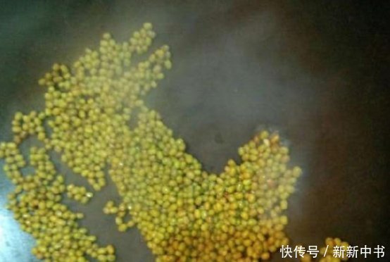  熬绿豆汤，用水直接煮是外行多加1步，6分钟“煮烂”，省时省火