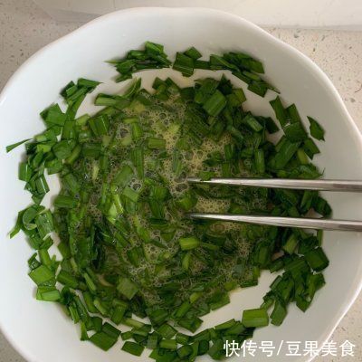 薄饼|别再出去吃了，韭菜鸡蛋饼-妈妈早餐自己做更好吃