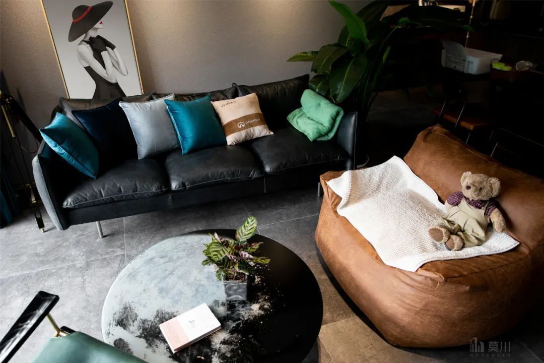 绿植|99㎡现代工业风,85后女神的家,满屋高级灰,绿植清新点缀