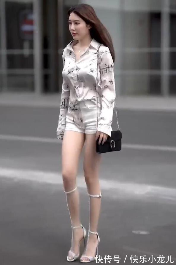 直男 一个相当自信的女孩,让直男觉得有些心动,很想请她吃饭聊聊天