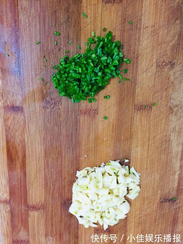 西红柿炖豆腐,美味特下饭,汤汁泡米饭,熊孩子能吃两大碗!