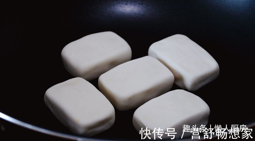爆浆|年糕不用买,撒点糯米粉,加点热水自己做,咬一口,还会爆浆