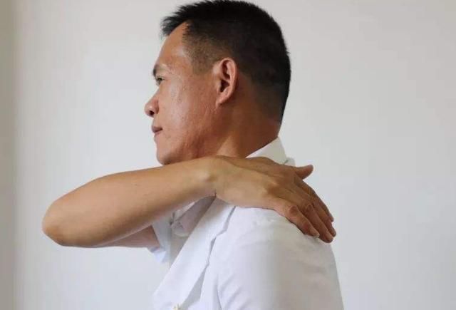 肩部|颈椎病“病在颈椎,伤在全身”,教你一个自我治疗绝活,马上搞起