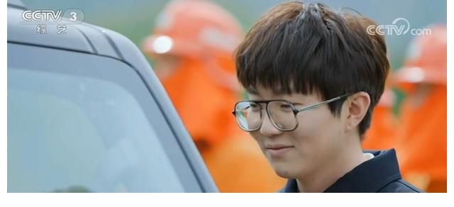 毛不易|毛不易：田间地头送欢笑，国庆节赴塞罕坝开演唱会慰问一线劳动者