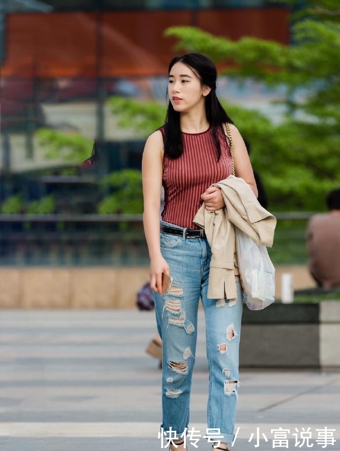 破洞|破洞牛仔裤搭配无袖上衣,简单的搭配非常清纯