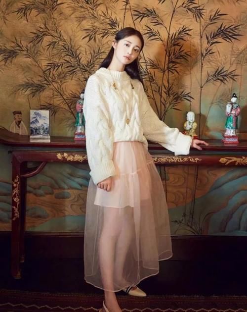 毛衣怎么穿才不显“平庸”？教你四个搭配公式，既时髦又实用