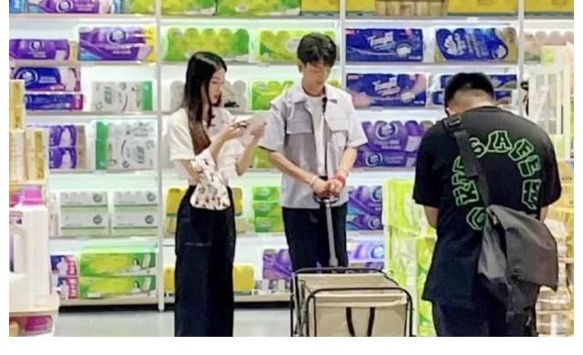 采購|丁真與周也采購后，又被拍到與姚安娜逛超市，兩人體型差以為看錯