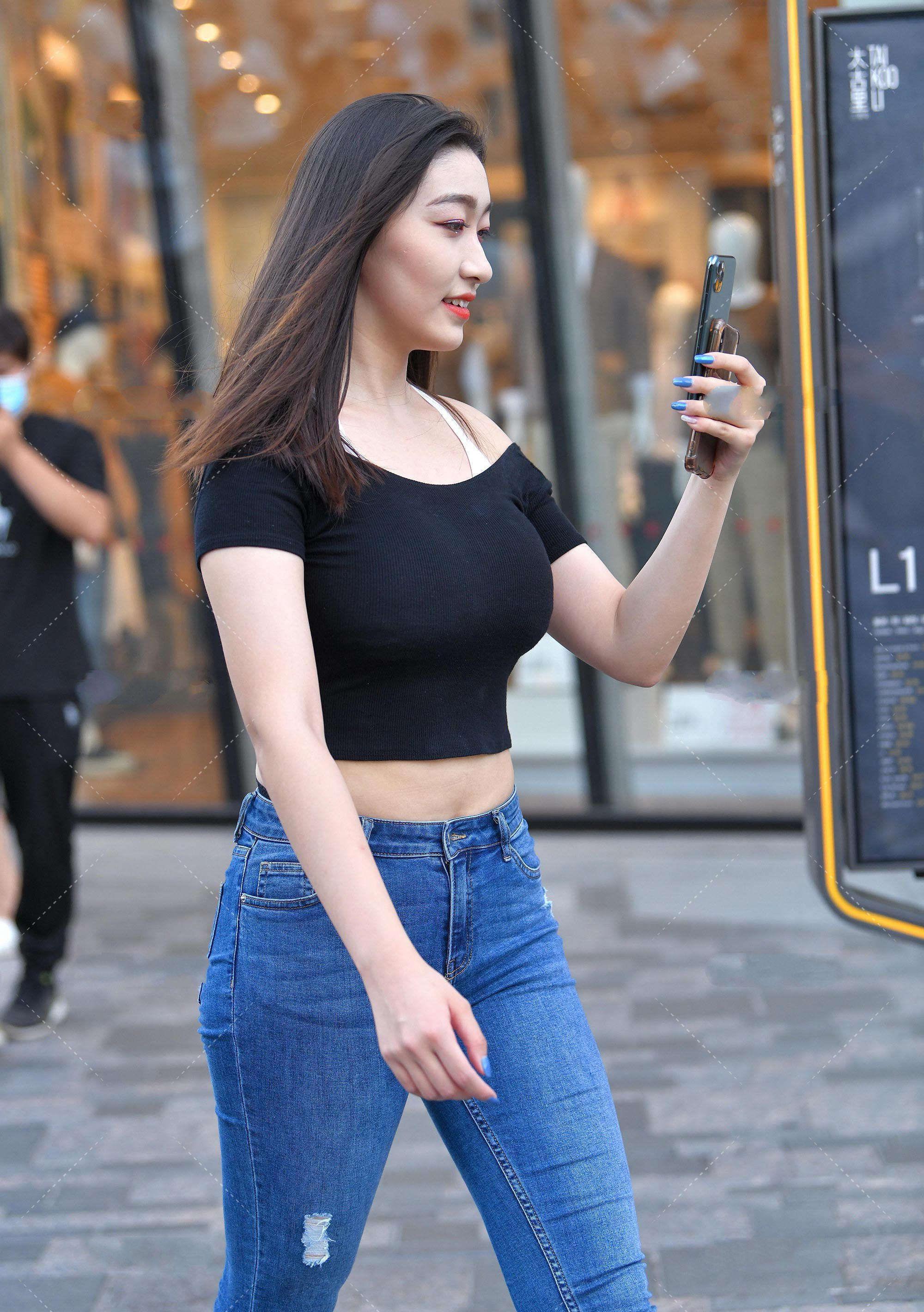 休闲|黑色一字肩搭配破洞牛仔裤，休闲随意还显腿长，黑色亮面气场强大