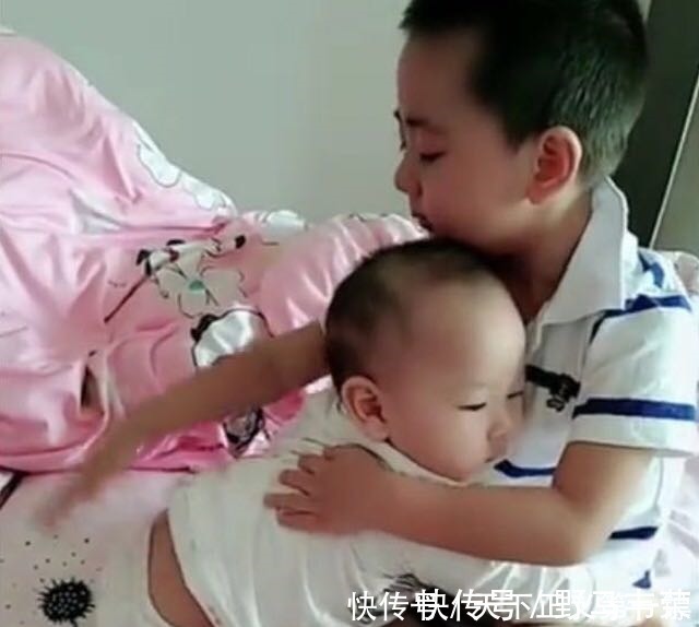 吴妈妈|1岁弟弟和3岁哥哥在玩,弟弟突然打哥哥,哥哥的做法,让人暖心