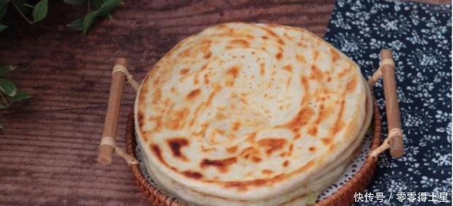 实惠|葱油饼这样做,美味好吃又实惠,主要是做法简单