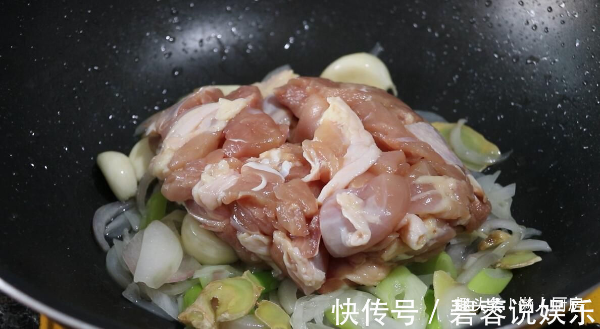 用烤箱做的纸包葱油鸡，比红烧鸡还香，做法太简单了