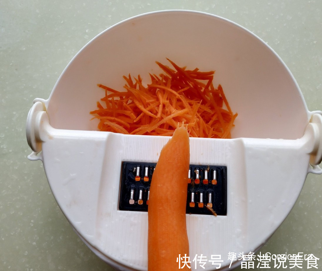 胡萝卜香菇馅饼，颜色金黄，咬一口味道鲜美，香味扑鼻