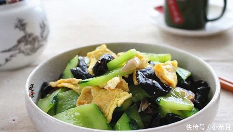 木耳|此菜,我家每周吃两顿,雷打不动,营养水分足,低脂美容嫩肌肤