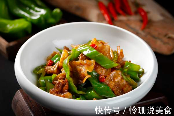 做辣椒炒肉,先炒辣椒还是先炒肉记住2个技巧,肉片滑嫩辣椒香