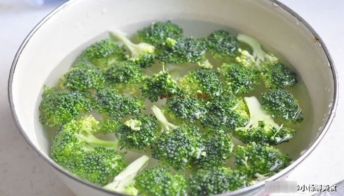 西兰花|炒西兰花直接焯水就错了,多加1步很关键,西兰花翠绿又香脆!