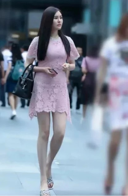 脚踩|气质冷艳的长发美女,身穿镂空裙,尽显匀称挺拔的好身材