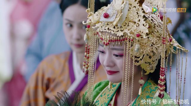 现在的造型师都变懒了，一顶发冠就解决了扶摇她们的新娘造型