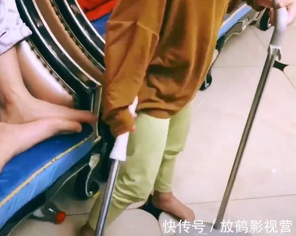 女儿|爸爸抱着女儿看电视,当看到旁边儿子,网友不淡定:这差别也太大