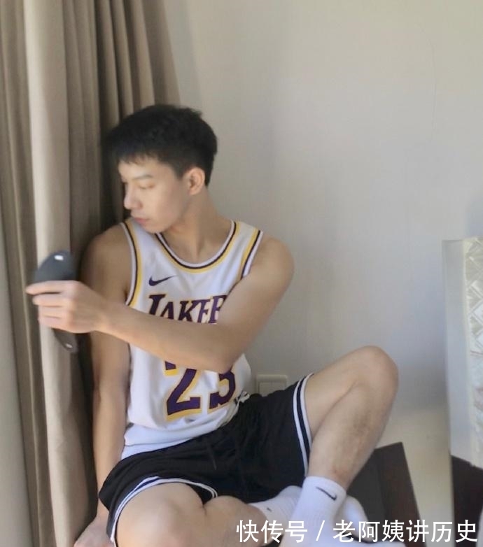 小哥哥|天蝎座大男孩,满身精肌的体育生,这样的肌肉小哥哥,痞帅可人!