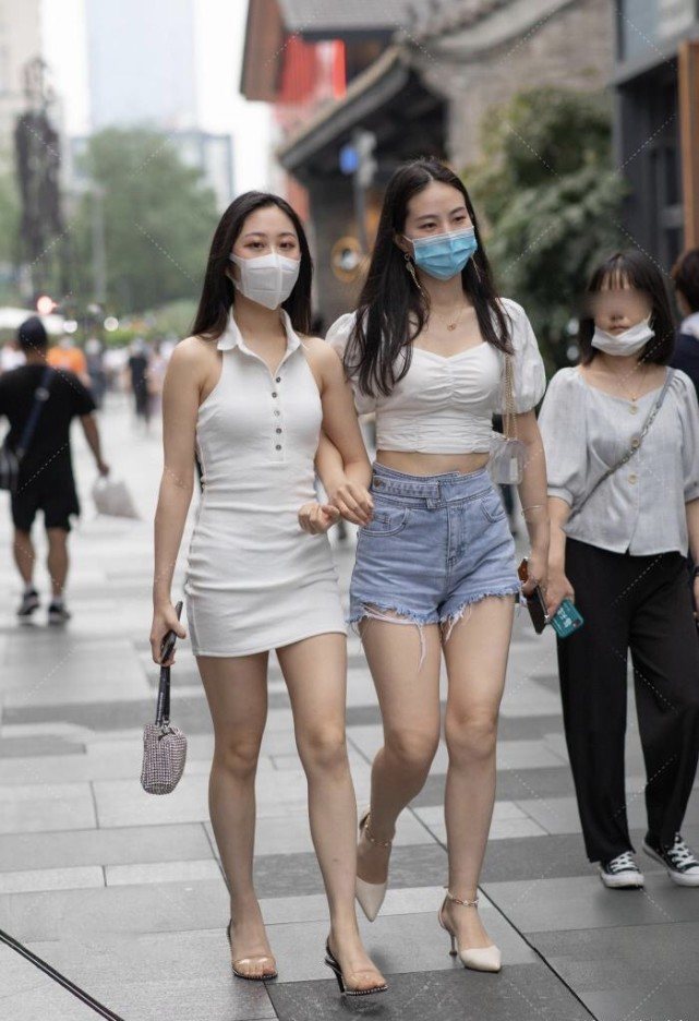 深色系 闺蜜俩白色系穿搭风格却完全不同,无肩连衣裙搭配高跟鞋更胜一筹