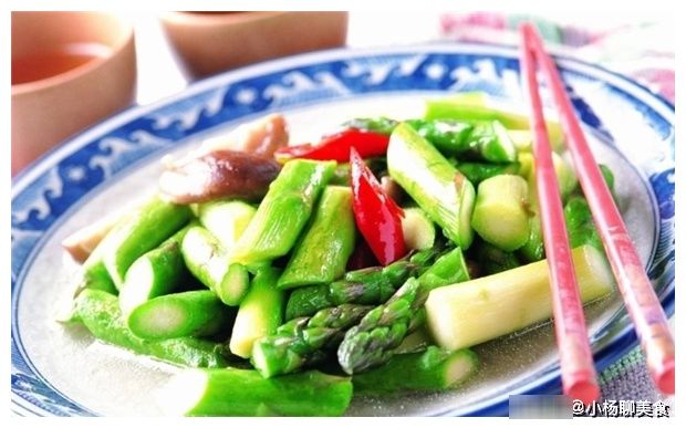 炒青菜怎么做颜色不发黑？50岁厨师长教你7个诀窍，青菜久放翠