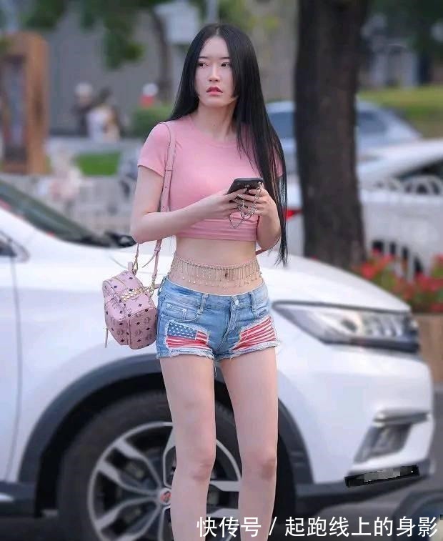 小蛮腰 柳腰细腿的打底裤美女，大方得体的搭配风格也耐看，清凉舒适！